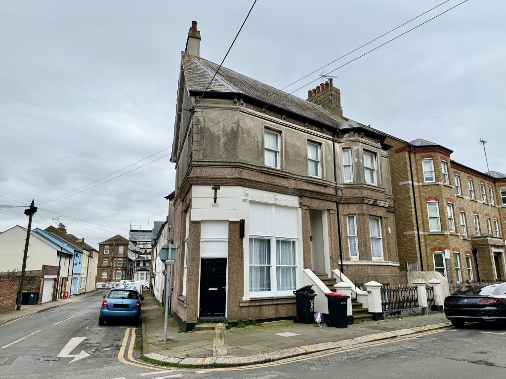 Lot: 125 - FREEHOLD BLOCK OF FOUR FLATS FOR INVESTMENT - Front of property